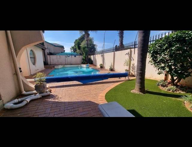 6 BEDROOM HOUSE FOR SALE IN LENASIA EXT 9
